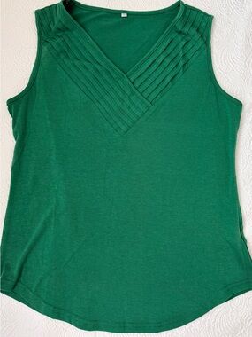 Sleeveless Green V-Neck Pleated Women's Top